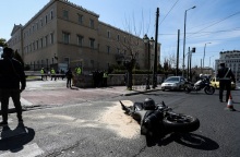 Τροχαίο με μηχανή μπροστά από την είσοδο της Βουλής