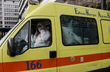 Ασθενοφόρο ΕΚΑΒ για τη μεταφορά ασθενών με κορωνοϊό - Ο ΕΟΔΥ ανακοίνωσε την Τετάρτη 17 Μαρτίου 2021 αρνητικό ρεκόρ σε διασωληνωμένους στις ΜΕΘ