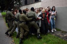 Βίαιες συλλήψεις διαδηλωτών στο Μινσκ