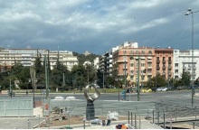 Το γλυπτό «Ιστία» του Γιώργου Νικολαΐδη στον εξωτερικό χώρο