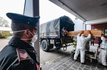 Μεταφορά νεκρών από τον κορωνοϊό στο Μπέργκαμο της Ιταλίας