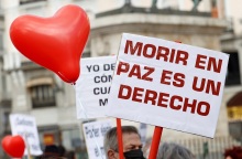 Διαδηλωτές υπέρ του δικαιώματος στην ευθανασία στην Ισπανία