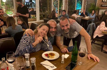 Αχιλλέας Πεκλάρης: Ο Έλληνας δημοσιογράφος που ζει στο Ισραήλ και δείχνει πόσο έχει αλλάξει η ζωή μετά τον εμβολιασμό για τον κορωνοϊό - Εικόνα από εστιατόριο με κόσμο