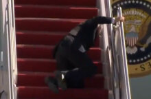 Ο Τζο Μπάιντεν έπεσε την ώρα που ανέβαινε τις σκάλες στο Air Force One