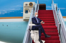 Chair Force One: Ένα από τα viral meme μετά την τούμπα του Τζο Μπάιντεν στο Air Force One