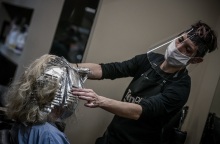 Μέτρα προστασίας για τον κορωνοϊό σε κομμωτήριο