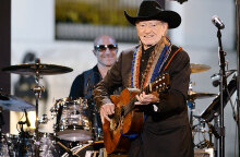 Willie Nelson, διάσημος τραγουδιστής της κάντρι σε συναυλία