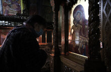 Πιστός μπροστά στην εικόνα της Παναγίας σε εκκλησία