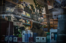 Φαρμακοποιός με μάσκα για τον κορωνοϊό σε φαρμακείο