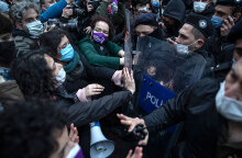 Γυναίκες απέναντι σε αστυνομικούς στην Κωνσταντινούπολη - Μαζικές διαδηλώσεις μετά την απόφαση Ερντογάν να αποχωρήσει η Τουρκία από τη Σύμβαση ενάντια στη βία κατά των γυναικών