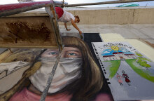 Καλλιτέχνης δημιουργεί mural για τον κορωνοϊό, το lockdown και τα κλειστά σχολεία στο Κόσοβο