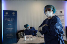 Υγειονομικοί κάνουν rapid test για τον κορωνοϊό σε πολίτες