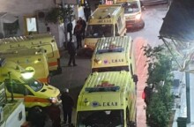 Ουρά τα ασθενοφόρα στο νοσοκομείο «Ευαγγελισμός»