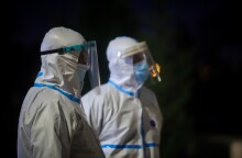 Νοσηλευτές με προστατευτική στολή για τον κορωνοϊό