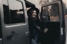 Κοπέλα με μαύρα ρούχα και καπέλο στο αυτοκίνητο