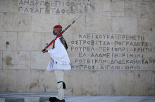 Αττική - Κορωνοϊός: Μέλος της Προεδρικής Φρουράς με μάσκα στο Μνημείο του Αγνώστου Στρατιώτη στο Σύνταγμα