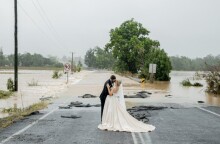 Το ζευγάρι που παντρεύτηκε εν μέσω πλημμυρών στην Αυστραλία