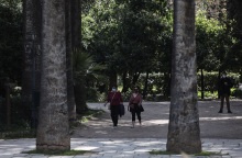 Πολίτες με μάσκα στον Εθνικό Κήπο