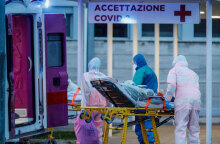 Ιταλία: Υγειονομικοί έξω από νοσοκομείο μεταφέρουν φορείο με ασθενή που έχει κορωνοϊό
