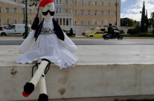 Τσολιαδάκι κούκλα απέναντι από την βουλή, που φτιάχτηκε από κατάστημα με τουριστικά είδη, ειδικά για την επέτειο των 200 χρόνων από την επανάσταση του 1821