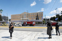 Αθήνα: Πυρετώδεις προετοιμασίες στο Σύνταγμα για την 25η Μαρτίου - Ο ΕΟΔΥ ανακοίνωσε τα νέα κρούσματα κορωνοϊού για την Αττική