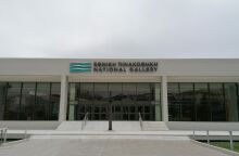 Το γλυπτό του Auguste Rodin μπροστά από τα σκαλιά της κεντρικής εισόδου της Εθνικής Πινακοθήκης της Ελλάδος