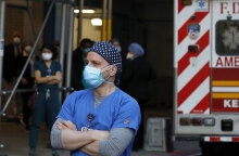 Κορωνοϊός στις ΗΠΑ - Νοσηλευτής με μάσκα για την Covid-19 έξω από νοσοκομείο