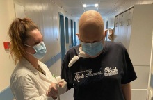 O δημοσιογράφος περπατά ξανά μετά τη μάχη με τον κορωνοϊό