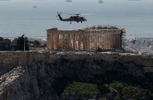 Ελικόπτερο της πολεμικής αεροπορίας πάνω από το λόφο της Ακρόπολης κατά τη διάρκεια δοκιμαστικών πτήσεων πριν τον εορτασμό της 25ης Μαρτίου