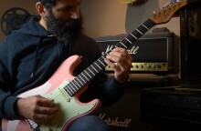 O καλλιτέχνης Νικόλαος Ζήσιμος παίζει ηλεκτρική κιθάρα