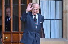 Πρίγκιπας Φίλιππος - Μια ιστορική φωτογραφία, στην οποία είναι ντυμένος τσολιάς, δώρισε στην Κατερίνα Σακελλαροπούλου ο πρίγκιπας Κάρολος