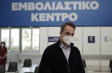 Επίσκεψη Μητσοτάκη στο mega εμβολιαστικό κέντρο στο Περιστέρι 