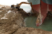Επιχείρηση για αποκόλληση του πλοίου 