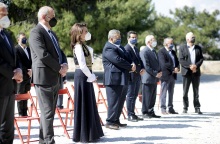 Στιγμιότυπο από το ετήσιο πολιτικό μνημόσυνο στους Τάφους των Βενιζέλων στα Χανιά