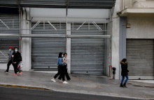 Κορωνοϊός: Πολίτες με μάσκα στο κέντρο της Αθήνας 