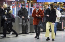 Πολίτες με μάσκες στη Σουηδία