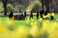 Πολίτες περπατούν σε πάρκο στη Βρετανία