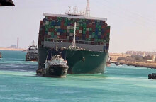 Το πλοίο «Ever Given» μετά την αποκόλλησή του πλέει ξανά, με τη Διώρυγα του Σουέζ να ανοίγει