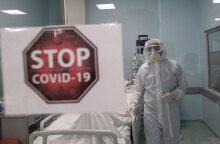 Κορωνοϊός στην Τουρκία - Υγειονομικός με προστατευτική στολή και γυαλιά σε νοσοκομείο στην Κωνσταντινούπολη