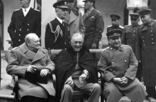 Ουίνστον Τσόρτσιλ, Φράνκλιν Ρούσβελτ και Τζόζεφ Στάλιν στη Διάσκεψη των Συμμαχικών ηγετών στη Γιάλτα