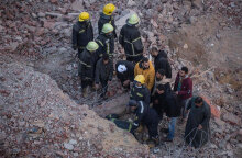 Αίγυπτος: Διασώστες αναζητούν επιζώντες στα ερείπια της πολυκατοικίας που κατέρρευσε στο Κάιρο