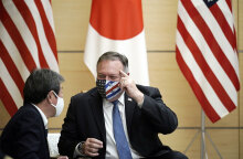 Ο Μάικ Πομπέο, πρώην υπουργός Εξωτερικών των ΗΠΑ, με μάσκα για τον κορωνοϊό