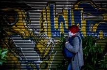 Γυναίκα με μάσκα στο κέντρο της Αθήνας