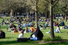 Κορωνοϊός στη Γαλλία: Φοιτητές στην πόλη Μπορντό κάνουν πικ νικ