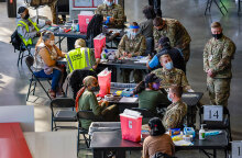 Κορωνοϊός στις ΗΠΑ: Εμβολιασμοί για την Covid-19 σε εμβολιαστικό κέντρο στην Ατλάντα