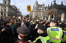 Διαδηλωτές και αστυνομικοί στο Λονδίνο