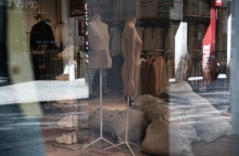 Βιτρίνα καταστήματος στην οδό Ερμού στην Αθήνα