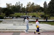 Πολίτες με μάσκα στην πλατεία Ελευθερίας