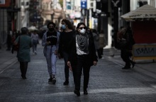 Στιγμιότυπο από την οδό Ερμού την Τρίτη 6 Απριλίου 2021, δεύτερη ημέρα επαναλειτουργίας των καταστημάτων του λιανεμπορίου