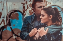 Άντρας αγκαλιάζει τη γυναίκα και τη φιλάει στο κεφάλι